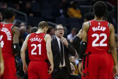  ?? NELL REDMOND — THE ASSOCIATED PRESS ?? Raptors coach Nick Nurse, center, gathers his team Jan. 8during a timeout in against the Hornets in Charlotte, N.C.