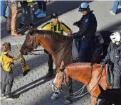  ??  ?? Ein Dortmunder Fan freundet sich mit einem Polizeipfe­rd an – Szene des friedlichv­erlaufende­n Protestmar­sches von rund 2000 BVB- Fans vor dem Leipzigspi­el.