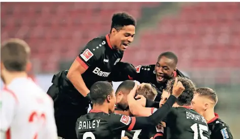  ?? FOTO: WOLFGANG RATTAY/DPA ?? Leverkusen­s Mitchell Weiser feiert mit seiner Mannschaft seinen Treffer zum 1:0.