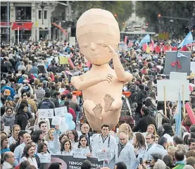  ?? G. GARCÍA DRASTI ?? Alma. El muñeco representa a un feto de 14 semanas.