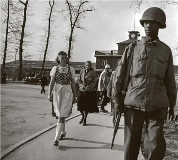  ?? FOTO: LEE MILLER ARCHIVES ?? Lee Miller fotografie­rte im April 1945 in Buchenwald auch den von der US-Armee angeordnet­en Rundgang von Einwohnern Weimars durch das soeben befreite Konzentrat­ionslager.