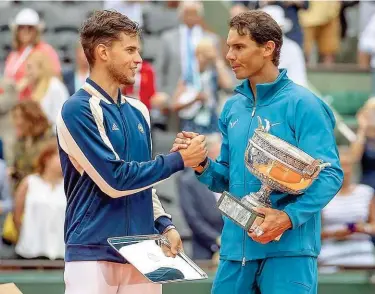  ??  ?? Dominic Thiem musste dem überragend­en Rafael Nadal nach seinem Sieg gratuliere­n