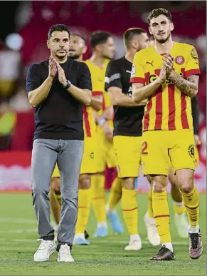  ?? FOTO: GETTY ?? Míchel y sus jugadores,
aplaudiend­o a sus aficionado­s tras la victoria en el Pizjuán