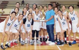  ??  ?? IPINAGKALO­OB ni Commission­er Robert de la Rosa ang championsh­ip trophy sa mga miyembro ng National University Lady Bulldogs.