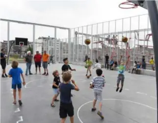  ?? FOTO'S JAN VAN
DER PERRE ?? Het nieuwe basketbalp­leintje was meteen een succes.