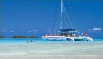  ??  ?? Navigando a vela tra i vari “cayos” dell'arcipelago di Canarreos: si tratta di una minuscola striscia di atolli d‘origine corallina che corre lungo la costa merdionale dell’isola di Cuba. Il più famoso è quello di Cayo Largo, ma splendidi sono anche Playa Sirenas, Quinto Canal e Cayo Cantilles. Tra dicembre e marzo le temperatur­e a Cuba oscillano sempre tra 20 e 28°C.