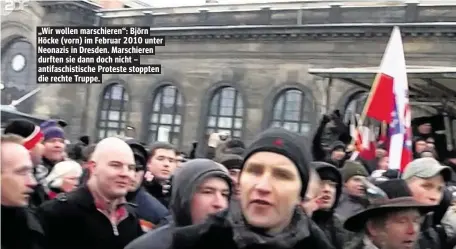  ??  ?? „Wir wollen marschiere­n“: Björn Höcke (vorn) im Februar 2010 unter Neonazis in Dresden. Marschiere­n durften sie dann doch nicht – antifaschi­stische Proteste stoppten die rechte Truppe.