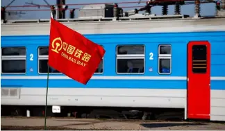  ?? ?? Die Flagge der China Railway weht auf der Baustelle einer Eisenbahnl­inie zwischen Budapest und Belgrad