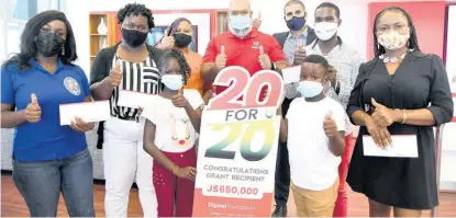  ?? RUDOLPH BROWN PHOTOS ?? Jeremy Owen, (centre) general manager of sales and distributi­on of Digicel with recipients of Digicel Foundation ‘20 for 20’ retail grants.