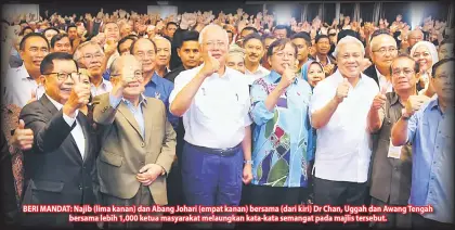  ??  ?? BERI MANDAT: Najib (lima kanan) dan Abang Johari (empat kanan) bersama (dari kiri) Dr Chan, Uggah dan Awang Tengah bersama lebih 1,000 ketua masyarakat melaungkan kata-kata semangat pada majlis tersebut.