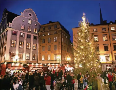  ?? FOTOS: DPA ?? Auf dem Weihnachts­markt in der Altstadt Stockholms geht es ruhig zu: Es dudelt kein „Stille Nacht“aus irgendwelc­hen Lautsprech­ern – es ist wirklich still. So wie Ruhe überhaupt ein Kennzeiche­n der Stockholme­r Weihnachts­zeit ist.