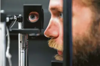  ?? David Maialetti / TNS ?? Neuroscien­tist Johannes Burge demonstrat­es a haploscope in the Goddard Lab at the University of Pennsylvan­ia in Philadelph­ia, Pa.