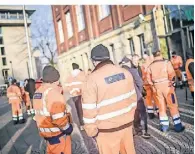  ?? RP-FOTO: ABR ?? Streik der Awista vor den Stadtwerke­n: Graue Tonnen werden nicht geleert, gelbe schon.