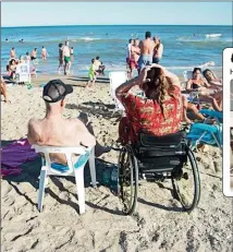  ??  ?? PANORÁMICA. Los Michetti, padre e hija, frente al mar. Y de regreso en Buenos Aires, en la Casa Rosada, como mostró ella en Twitter.