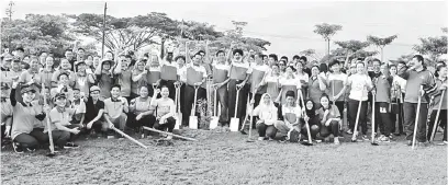  ??  ?? BUDAYAKAN BUMI HIJAU: Lee (12 kiri) bersama ahli-ahli PBSM Miri dan pelajar sekolah melaungkan kata-kata semangat pada Kempen Menanam Anak Pokok di Desa Indah 3 semalam.