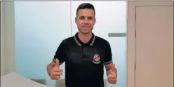  ??  ?? Manu del Moral
llegó ayer a Tarragona y fue sometido a la revisión médica. El flamante fichaje del Nàstic ya se ejercitará hoy bajo las órdenes de José Antonio Gordillo.