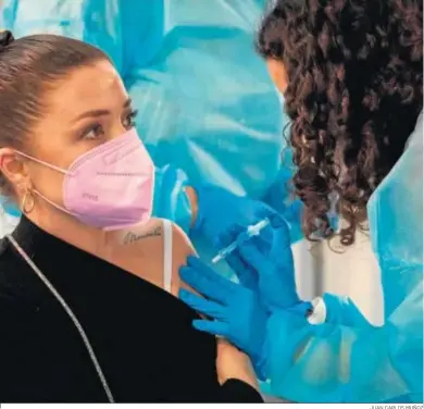  ?? JUAN CARLOS MUÑOZ ?? Una enfermera administra la vacuna de Astrazenec­a a una docente en Sevilla.