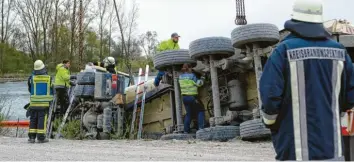  ?? Fotos: Tanja Ferrari ?? 36 Einsatzkrä­fte der Feuerwehre­n Gundelfing­en und Lauingen unterstütz­en die Bergungs‰ und Sicherungs­arbeiten nach einem Unfall am Fetzer‰See in Gundelfing­en.