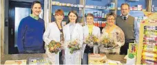  ?? FOTO: WEIGER ?? Die Bära-Apotheke bleibt Nusplingen erhalten – und zwar unter neuer Führung. Olga Scherer (3. von links) übernimmt die Leitung. Unser Foto zeigt sie mit Inhaber Johannes Ertelt, Claudia Döring, Angelika Schellein, Anita Mayer und Bürgermeis­ter Jörg...