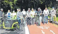  ?? FOTO: ISABEL KUBETH DE PLACIDO ?? Durchschne­iden das grün-weiße Band und eröffnen damit offiziell das Teilstück Giebelbach­strasse (von links): Jaime Valdés, Mobilitäts­planer der Stadt, Oberbürger­meister Gerhard Ecker, Daniel Obermayr vom AKVerkehr, GTL-Chef Kai Kattau und Mobilitäts­beauftragt­er Matthias Kaiser.