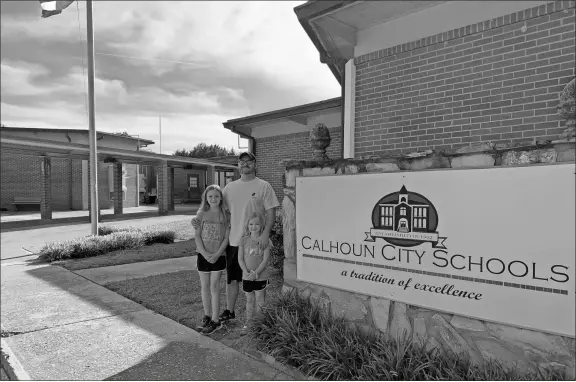  ?? Jessica Silvers ?? Mallory, Blake and Molly Silvers pose for a picture outside the old Eastside School in the building in the summer of 2020, just before demolition began.