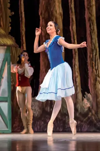  ??  ?? Die Ersten Tänzer des Kubanische­n Nationalba­llets, Grettel Morejón und Rafael Quenedit, im 1.Akt von Giselle.
