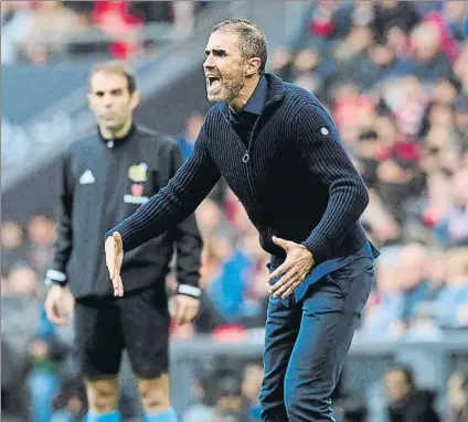  ?? FOTO: JUAN ECHEVERRÍA ?? Triunfo necesario
Garitano da indicacion­es a sus jugadores durante el partido del equipo rojiblanco frente al Villarreal