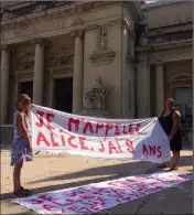  ?? (Photo So. B.) ?? « Je suis franco-allemande et je veux vivre avec ma maman en France », est-il écrit sur une banderole. Paule-Andrée et sa fille, hier à Toulon.