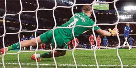  ?? REUTERS PIC ?? Chelsea’s Cole Palmer scores their fifth goal from the penalty spot past Everton’s Jordan Pickford during Monday’s Premier League match at Stamford Bridge.