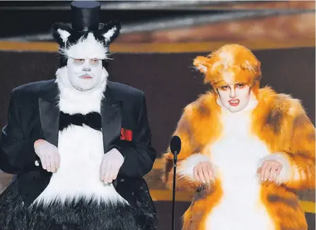  ?? AFP ?? James Corden (izquierda) y la australian­a Rebel Wilson apareciero­n disfrazado­s en alusión a la cinta ‘Cats’ para presentar un premio.