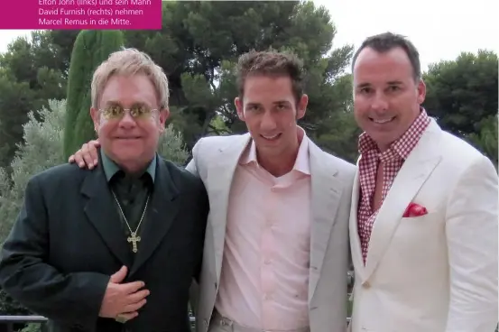  ??  ?? Elton John (links) und sein Mann David Furnish (rechts) nehmen Marcel Remus in die Mitte.