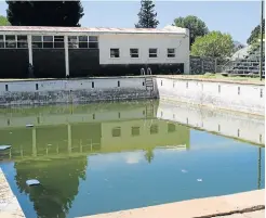  ?? Picture: SIVENATHI GOSA ?? COSTLY REPAIRS: The municipal swimming pool in Trafalgar Street is in need of costly repairs
