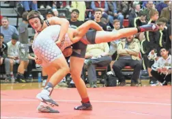  ?? Larry Greeson ?? Calhoun and Sonoravill­e Wrestling battle on the mat at Sonoravill­e High School.