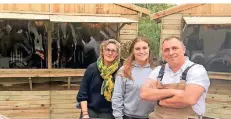  ?? RP-FOTO: BRABECK ?? Gastwirt Ciro Colella hat mit Frau Uta und Tochter Fee im Biergarten urige Holzhütten aufgebaut. Dort sollten kleine Gruppen feiern und essen.