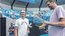  ?? FOTO: DIEGO FEDELE/DPA ?? Alexander Zverev (li.) mit Dirk Nowitzki beim Spaß-Ballwechse­l.