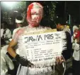  ?? DRIAN BINTANG S./JAWA POS ?? KREATIF: Imam Syafi’i berdandan menyerupai mumi (foto kanan). Warga Kali Kepiting berfoto setelah lomba yel-yel.