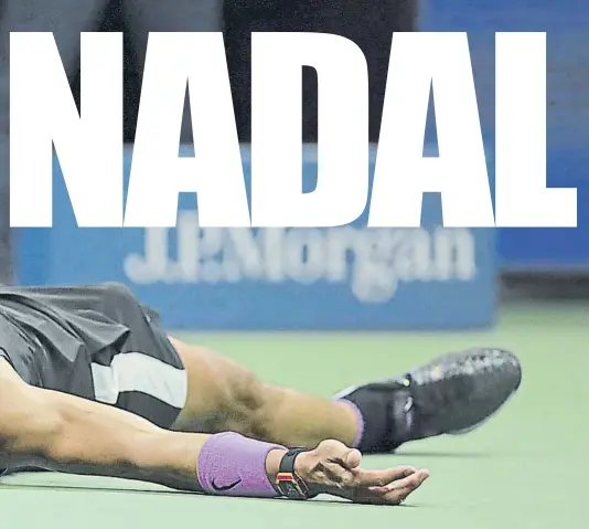  ?? FOTO: AP ?? Rafa Nadal, tendido sobre la pista del Arthur Ashe Stadium de Flushing Meadows, extasiado tras cerrar por fin la victoria ante el ruso Daniil Medvedev, que llevó al ya cuatro veces campeón del US Open a la agonía, convirtien­do la final en una partido épico. A sus 33 años el balear suma diecinueve títulos de Grand Slam, calentando la pugna por ser el mejor del ‘Big Three’