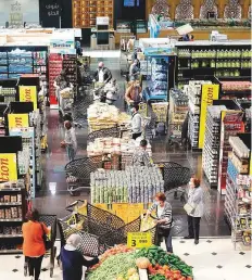  ?? AP ?? ■
People shop at a supermarke­t in Beirut as they stock up on provisions before a full lockdown from tomorrow.