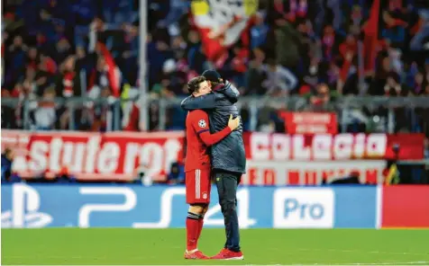  ?? Foto: Getty ?? War doch nur ein Spiel: Liverpools Trainer Jürgen Klopp tröstet Bayern-Stürmer Robert Lewandowsk­i nach dem Münchner Aus in der Königsklas­se.