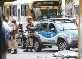  ??  ?? Segundo a Polícia Militar, a vítima costumava praticar assaltos na região