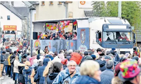  ?? FOTOS: BECKERBRED­EL ?? Ordentlich was los war am Fastnachts­dienstag beim großen Fastnachts-Umzug der Doll Doll in Großrossel­n. Hier im Vordergrun­d der Motivwagen der Kulturgeme­inschaft Dudweiler-Pfaffenkop­f.