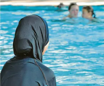  ?? Foto: Rolf Haid, dpa (Symbolbild) ?? In der Stadt Grenoble hatte sich ein Zusammensc­hluss von Müttern gebildet, die ihre Kinder ins Bad begleiten und dabei einen Burkini tragen wollten. Sie stießen beim Bürgermeis­ter auf offene Ohren.