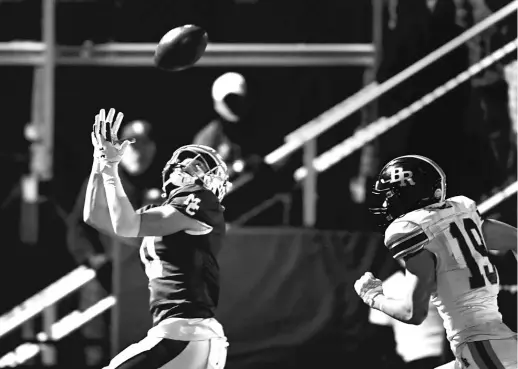  ?? KIRSTEN STICKNEY/SUN-TIMES ?? Mount Carmel’s Denny Furlong makes one of his two touchdown catches Saturday. “That kid is a freak athlete,” QB Blainey Dowling said.