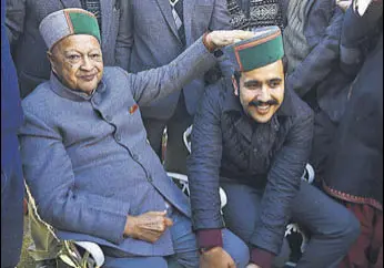  ?? DEEPAK SANSTA/HT ?? Outgoing chief minister Virbhadra Singh with his son Vikramadit­ya, who won from Shimla Rural, at their residence, Holly Lodge, in Shimla on Monday.