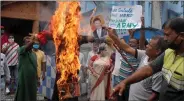  ?? IANS ?? People burn an effigy of Chinese President Xi Jinping as they stage a demonstrat­ion against China, in Kolkata on 18 June 2020.