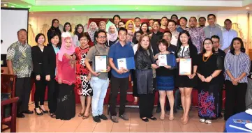  ??  ?? Front row from second right: Wong and Yong receiving on behalf of SOP the Best Employers Award 2017 from Nellie (third left) in the presence of the Hot Cross Buns’ representa­tives (at left) and other guests and EPF Miri staff.