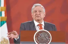  ??  ?? El presidente Andrés Manuel López Obrador agradeció a los empresario­s que asistieron a la cena de tamales de chipilín en Palacio Nacional.