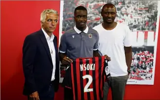  ??  ?? Stanley Nsoki, entouré de Jean-Pierre Rivère et Patrick Vieira, portera le numéro . Son transfert est estimé à dix millions d’euros. (Photo Dylan Meiffret)