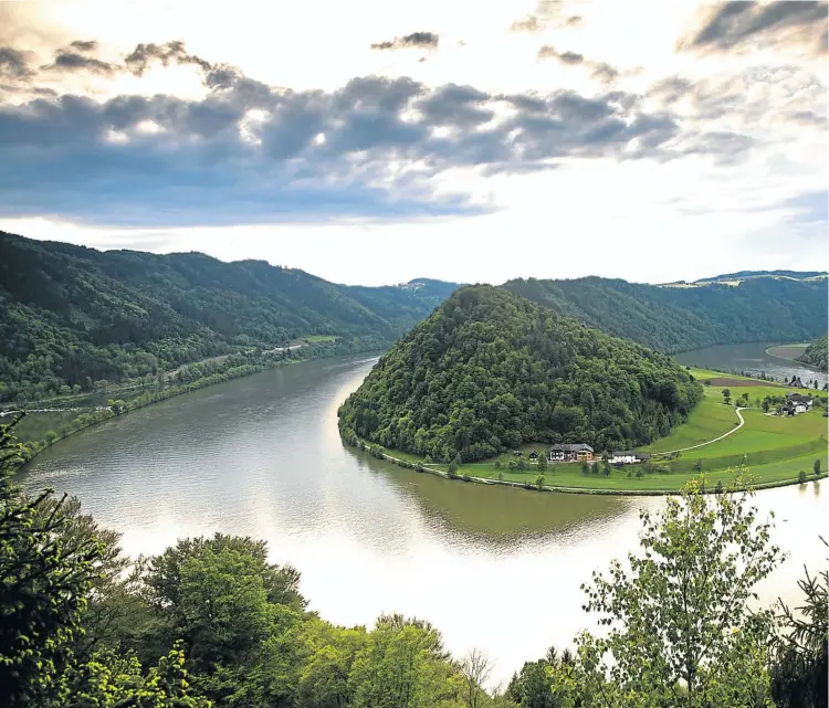  ??  ?? FAVOURITE THINGS: The Schloegene­r Loop on the Danube in Austria. Below are Elisabeth von Trapp, a special guest on the Uniworld cruise, and a view of the Mirabell Palace garden in Salzburg, A