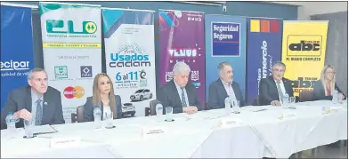  ??  ?? En el centro, el vicepresid­ente de Cadam, Víctor Servín, y el directivo del gremio, Luis Frutos, en compañía de representa­ntes de las firmas auspiciant­es de la Feria de Usados.